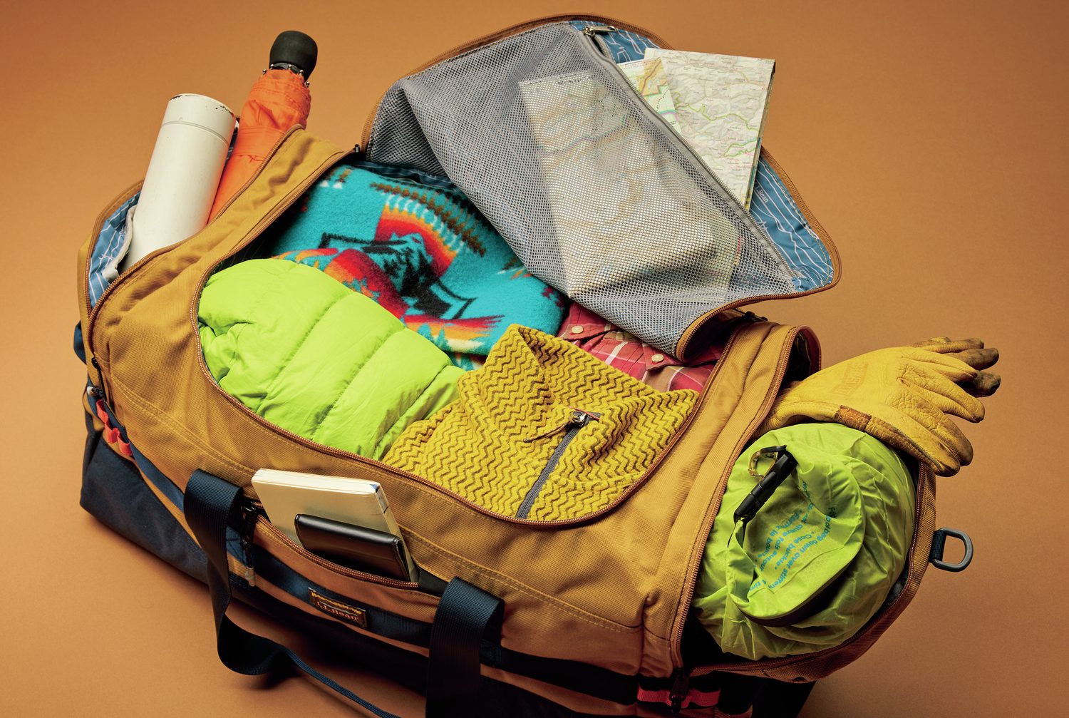 アウトドアにも対応する、頼れるダッフルバッグ8選！