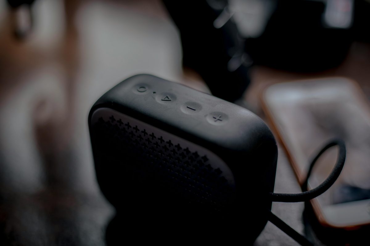 小型のスクエア型スピーカー