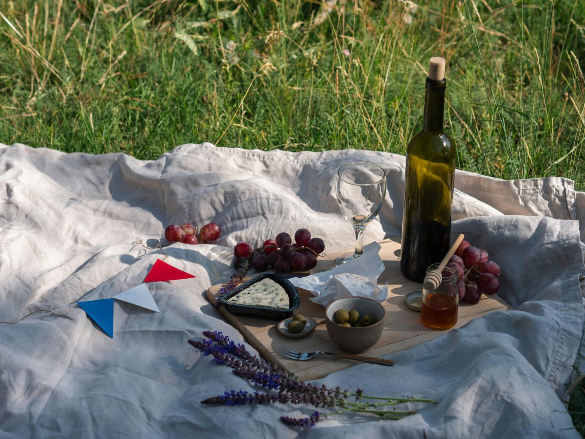 ラグの上に置かれた食べ物や飲み物