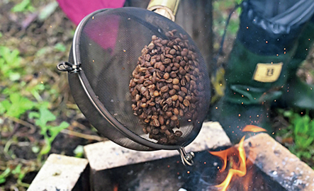 秘密兵器を活用！焚き火でコーヒー焙煎やってみよう