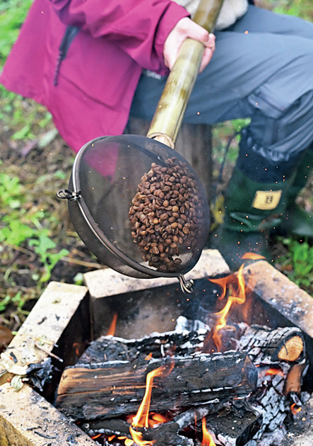 秘密兵器を活用！焚き火でコーヒー焙煎やってみよう | アウトドアの