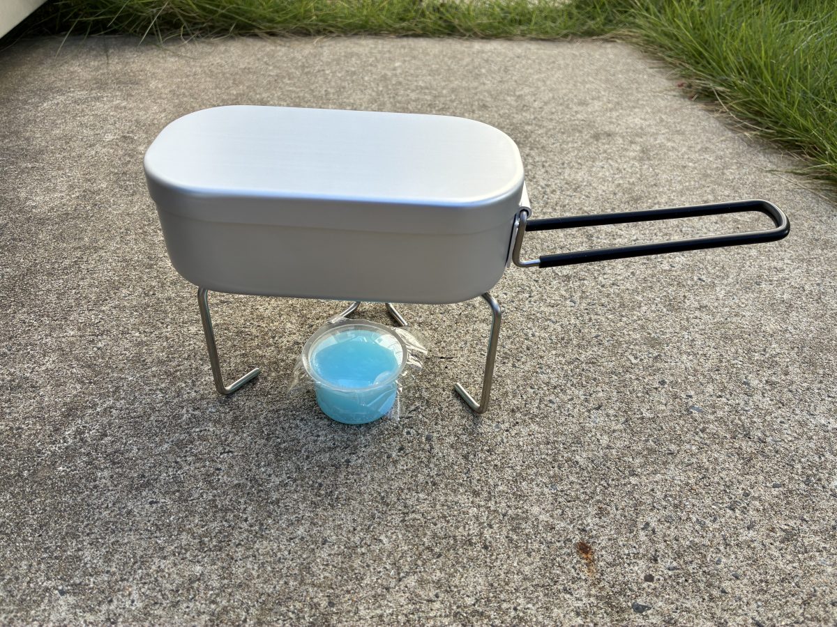 ダイソーのメスティンにセリアの固形燃料と折りたたみ五徳を組み合わせた調理セット。