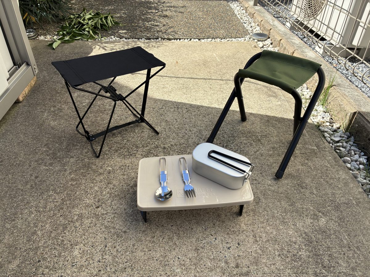 100均のチェア2脚とミニテーブルの上にメスティンや折りたたみカトラリーを並べたミニマムキャンプの全体セット