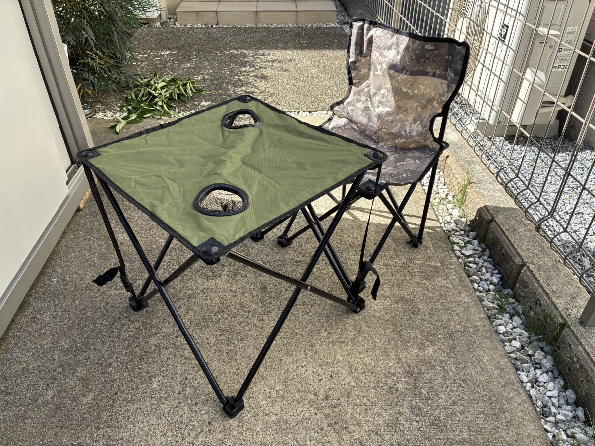 キャンドゥの折りたたみテーブルとチェア。ドリンクホルダー付きで使い勝手も良い。