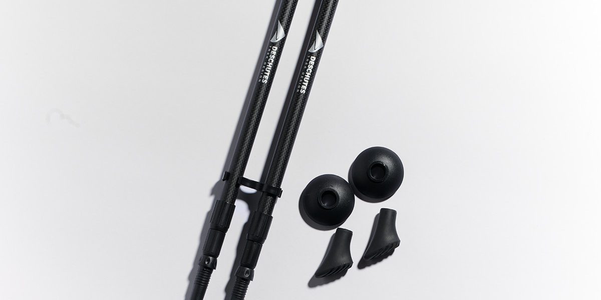 「デシューツ」のトレッキングポールはカーボン製2本セットで1万円ちょい！『BE-PAL』45周年記念のタイベック製収納袋も付いてくるのだ