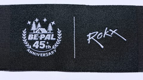 街でもキャンプでもおしゃれに快適に！ ROKXと作ったBE-PAL45周年記念ストレッチデニムパンツは足を曲げてもよく伸びる～