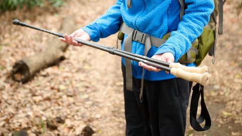 「デシューツ」のトレッキングポールはカーボン製2本セットで1万円ちょい！『BE-PAL』45周年記念のタイベック製収納袋も付いてくるのだ