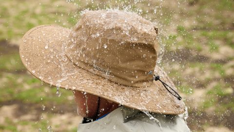 先着50名様にBE-PAL45周年記念の特典がふたつ付く！“超ツバ広”ハットは雨・風・日差しに強いのだ