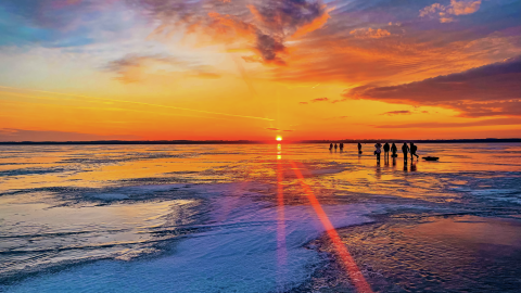 見渡す限り雪と氷のカナダ・オンタリオの湖は、神秘の空間だった！
