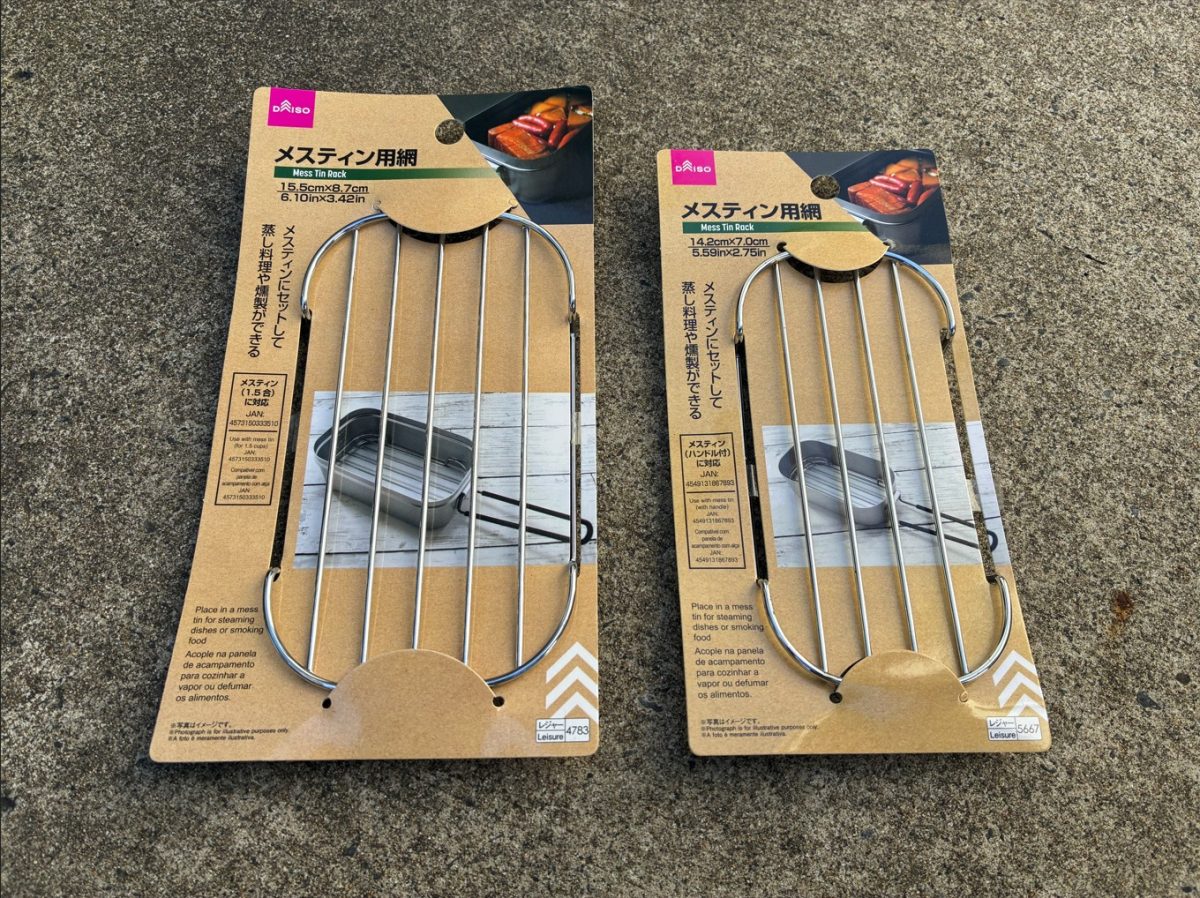 ダイソーのメスティン用網。1.5合用と1合用の2サイズが展開されている。