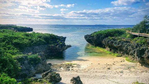 「粟国島」の古民家に宿泊。リゾートではない沖縄をめぐる旅で感じたこと