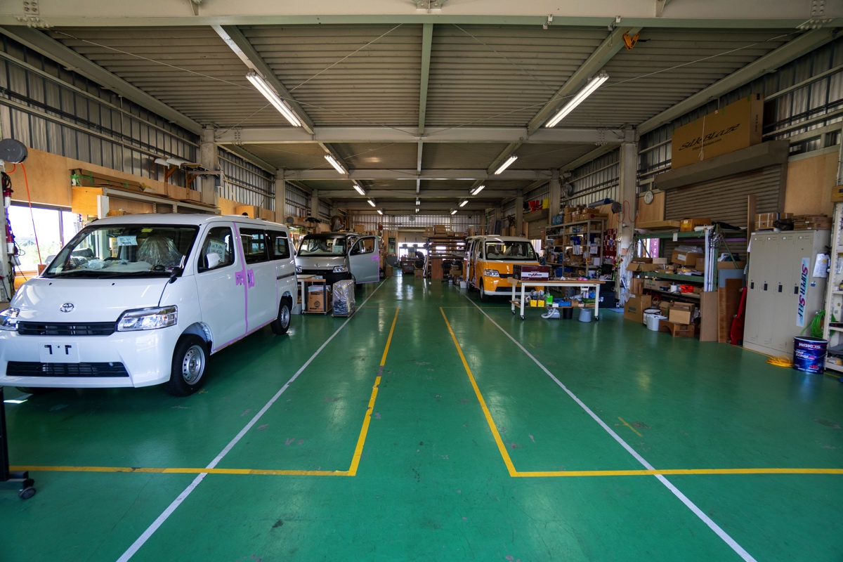 キャンプ大好き一家に育った社長がつくる、通勤・買い物にも使えるキャンピングカー！「フロット・モビール」の製造現場に行ってきた