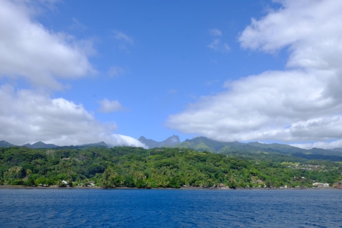 見よ、この圧倒的な景色！セーリングヨットで世界一周中の家族が上陸したソシエテ諸島とは？