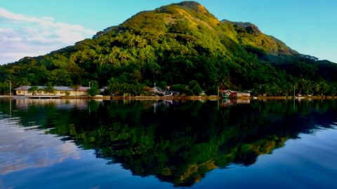 見よ、この圧倒的な景色！セーリングヨットで世界一周中の家族が上陸したソシエテ諸島とは？