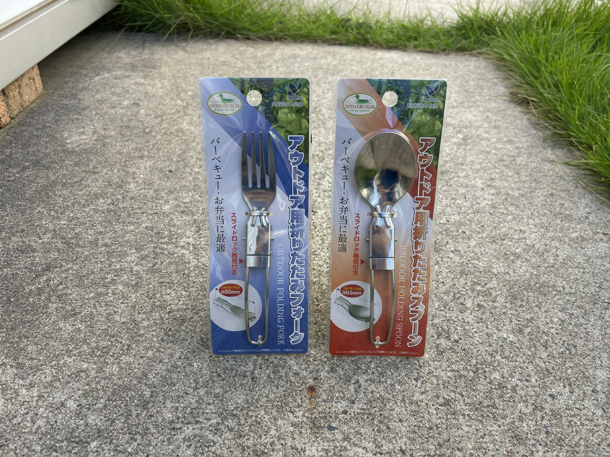 キャンドゥのアウトドア用折りたたみフォークとスプーン。コンパクト時は約93mmとポケットに入るサイズ。