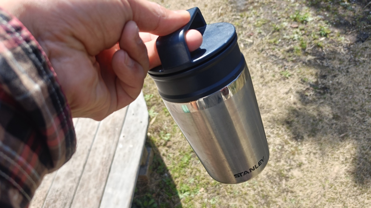 コーヒータンブラーを手で持っている様子。