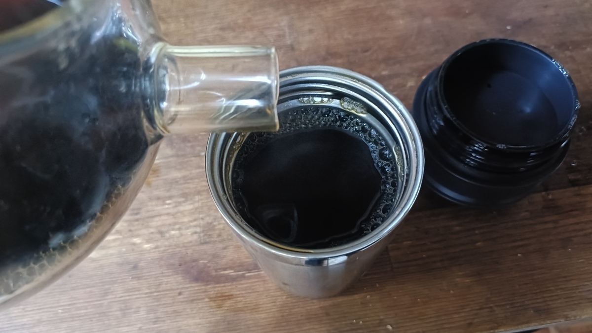 コーヒータンブラーにコーヒーを注いでいる様子。