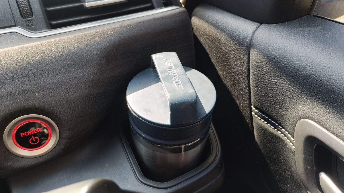 車のドリンクホルダーに収納されたコーヒータンブラー。