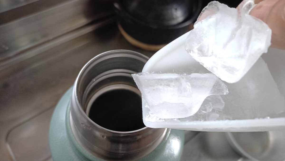 氷を中に入れている様子。