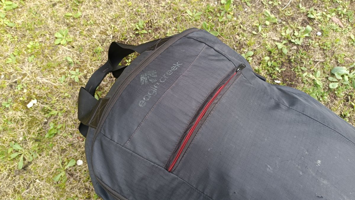 地面に置かれたバックパック。