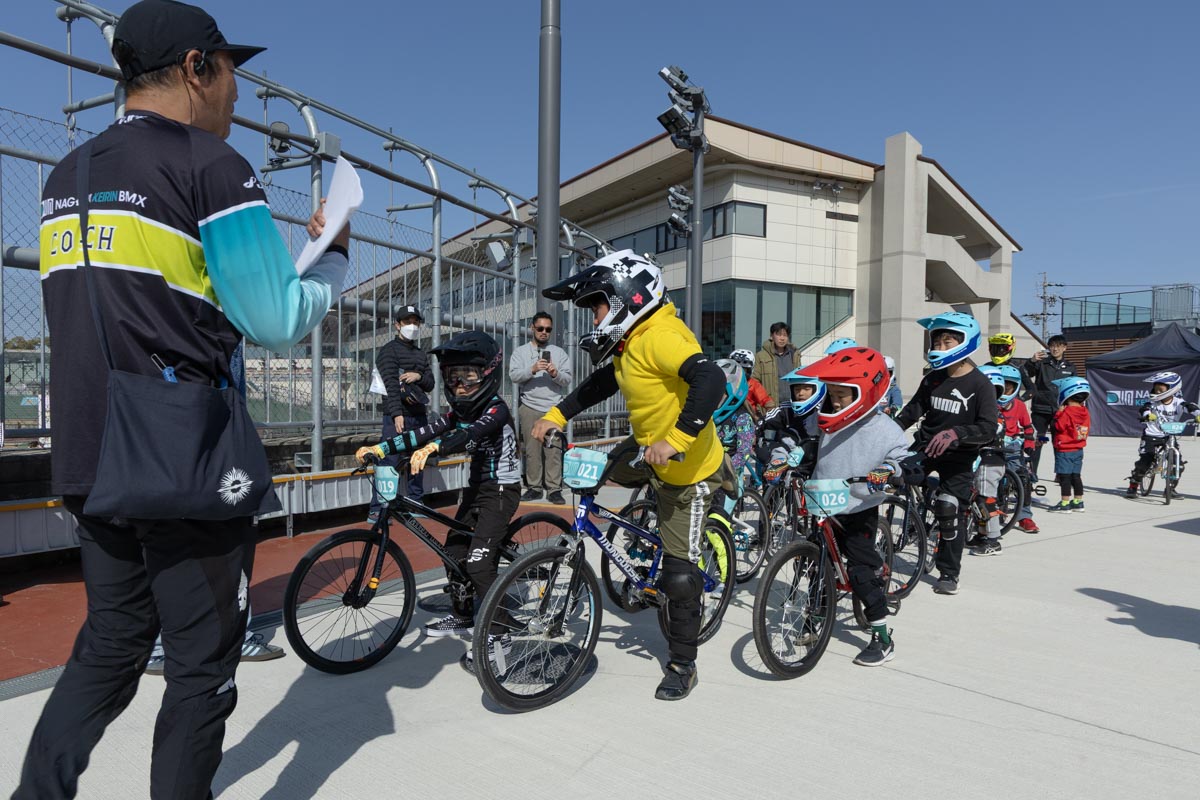 コーチの先導で試走に向かう参加者