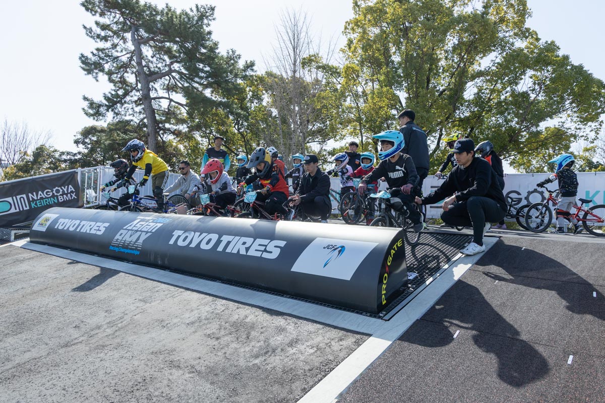 スタートヒルにつく参加者