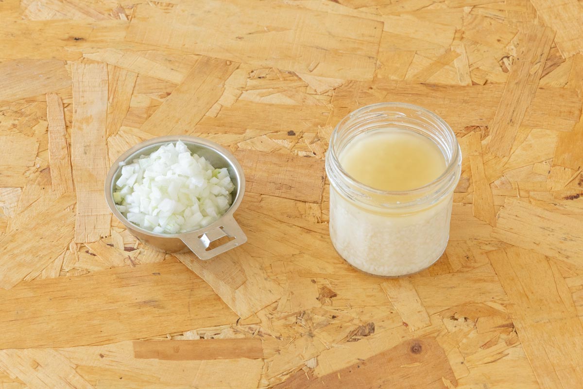新玉ねぎのみじん切りと塩麹