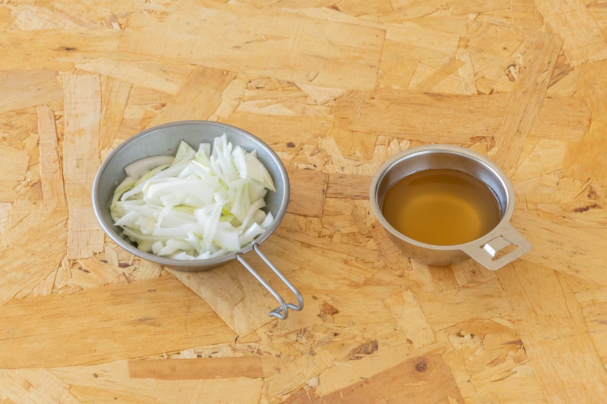 新玉ねぎのスライスと酢