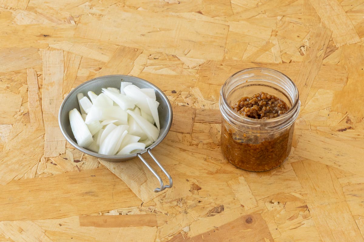 くし形にカットした新玉ねぎと醤油麹