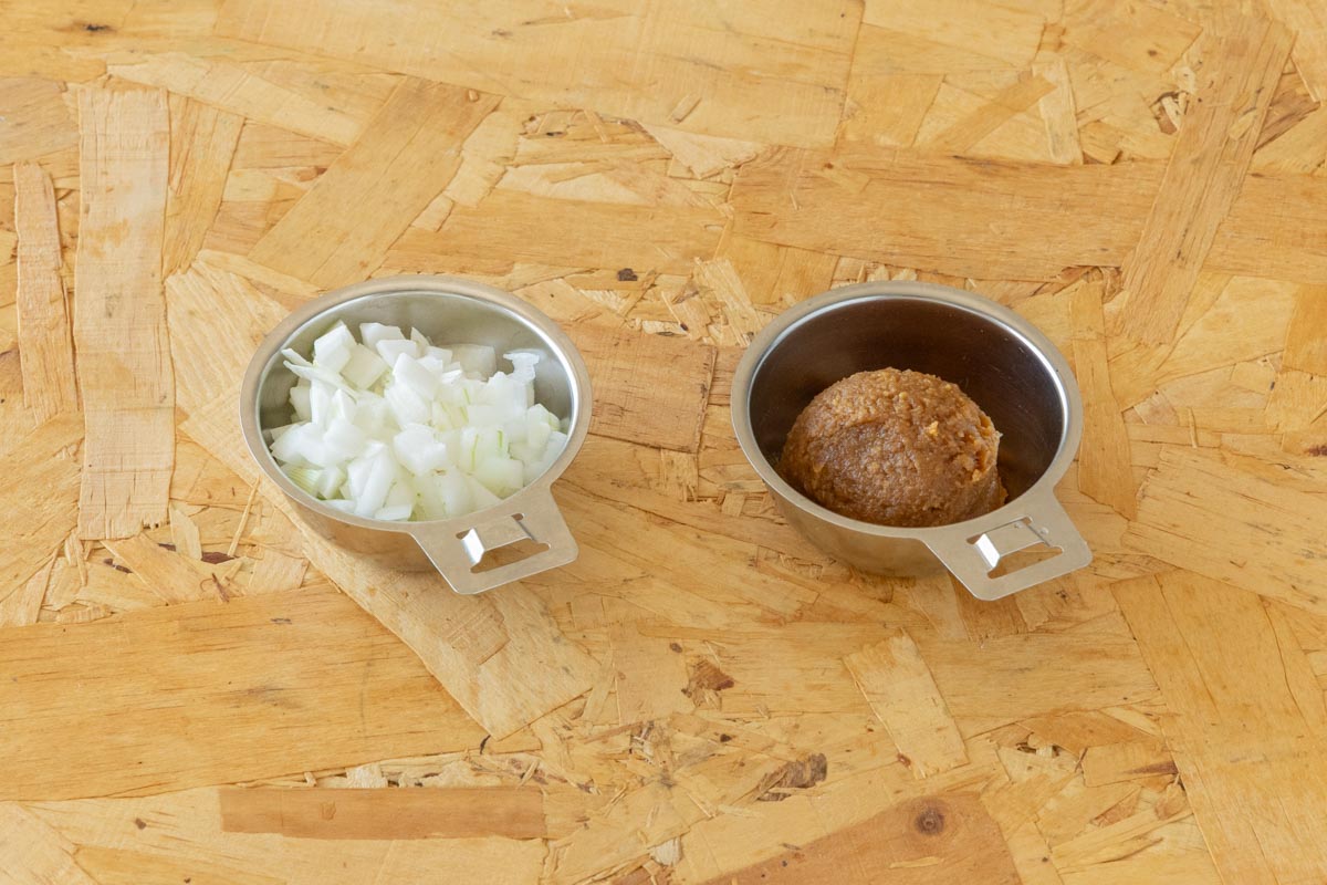 新玉ねぎの粗みじん切りと味噌