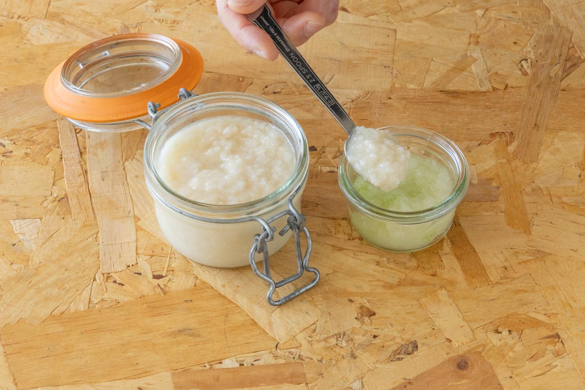 新玉ねぎのすりおろしに甘酒を加える