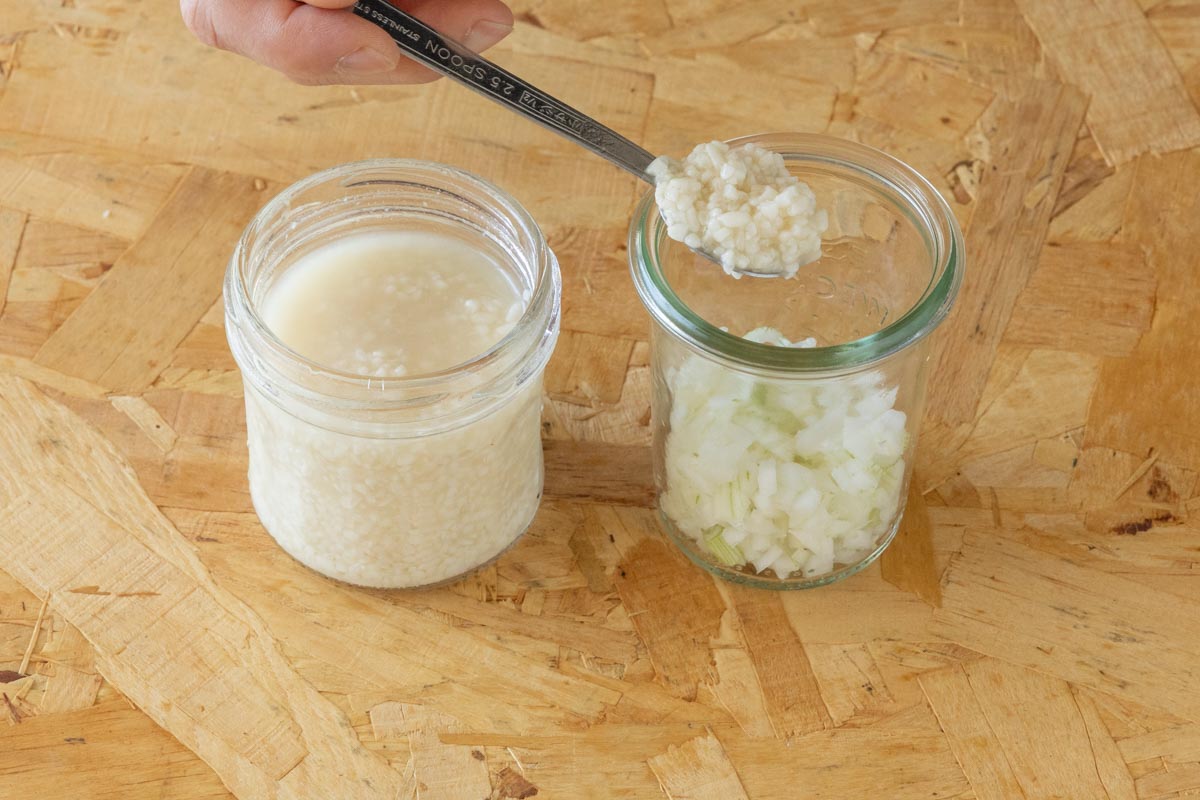 新玉ねぎのみじん切りに塩麹を加える