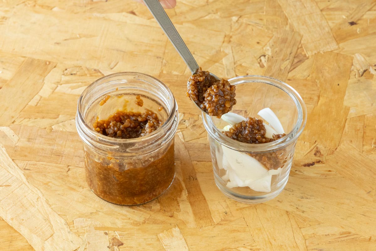 くし形切りの新玉ねぎに醤油麴を加える