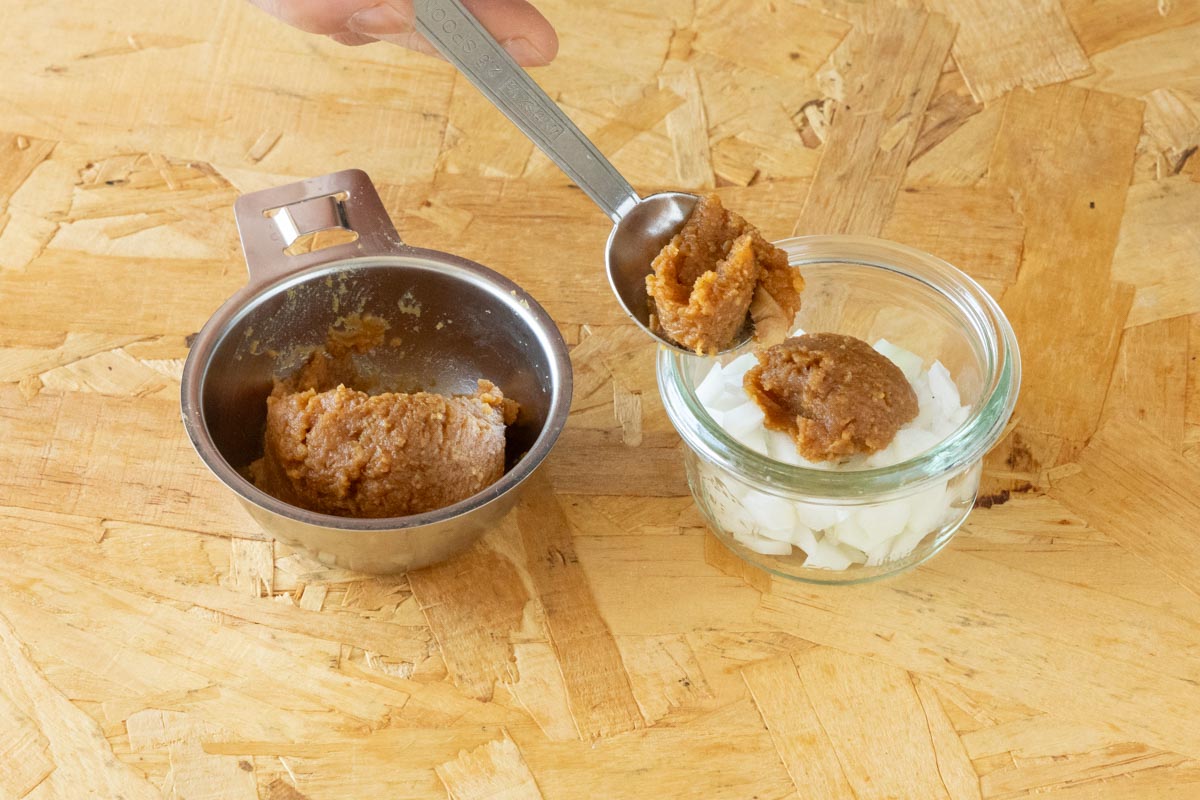 粗みじん切りにした新玉ねぎに味噌を加える