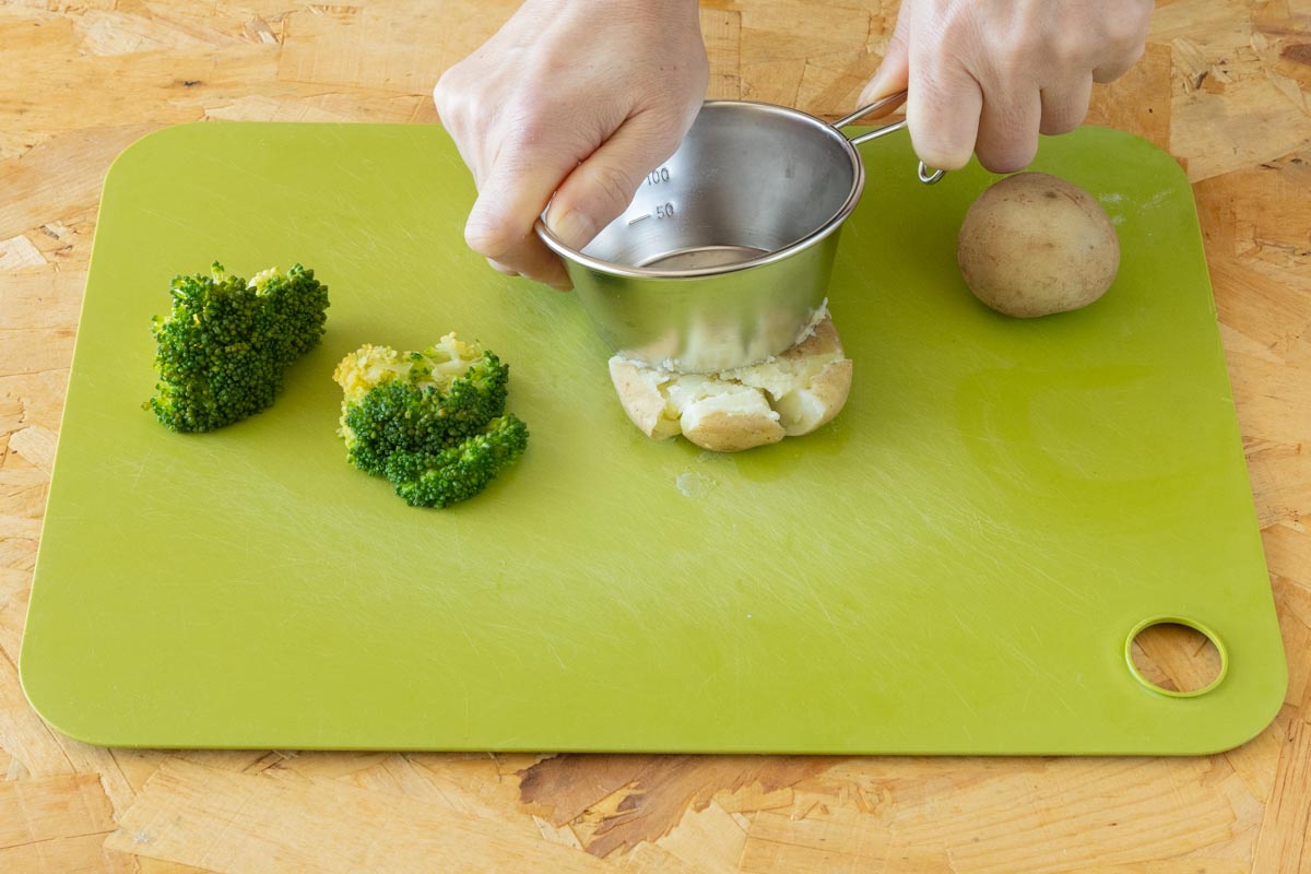 新じゃがをシェラカップの底で潰す