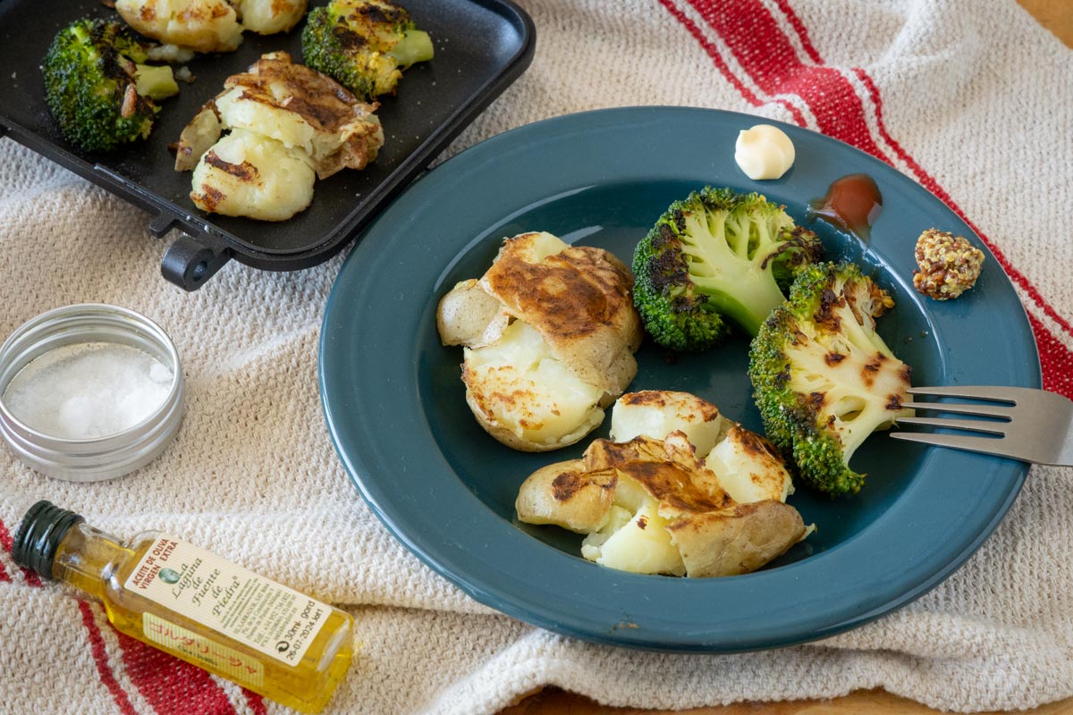 ホットサンドメーカーで簡単レシピ！新じゃがとブロッコリーのスマッシュ焼き