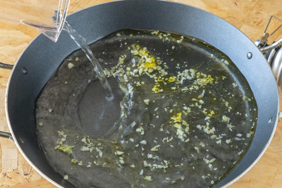 炒めたにんにくに水を加えて沸騰させる