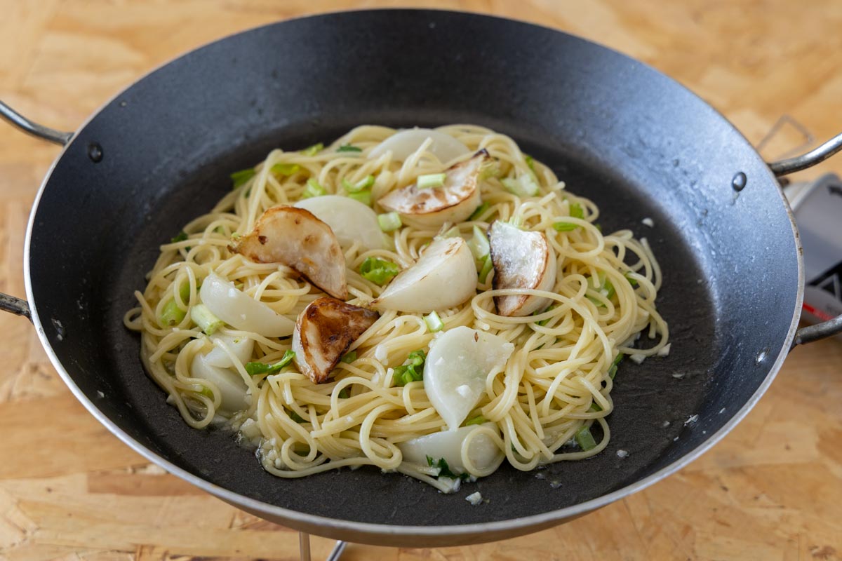 焼いたかぶを盛りつける