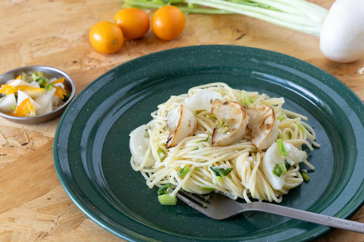 春かぶを丸ごと味わう！ワンパンで作れる、かぶの柚子胡椒パスタと、かぶと金柑のラぺ