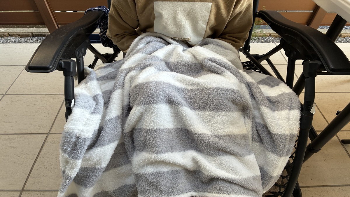 アルミブランケットに加えてボア素材のひざ掛けもあると温かさアップ