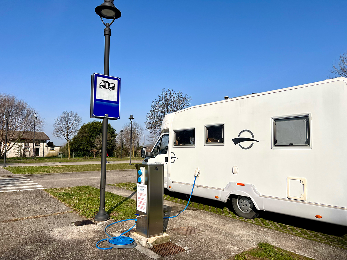 ヨーロッパの無料RVパークって？3年のバンライフでわかった給水・排水・マナーの実情を解説！