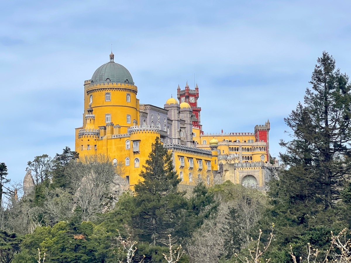 天空の城「ペーナ宮殿」の巨大広園は、アウトドア好きを魅了する穴場だった！