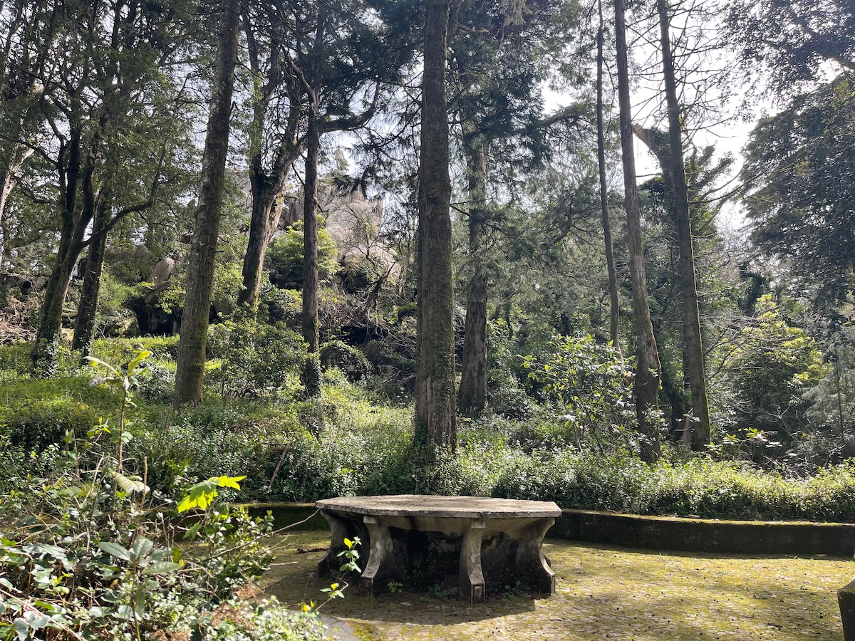 王女のテーブルと戦士像