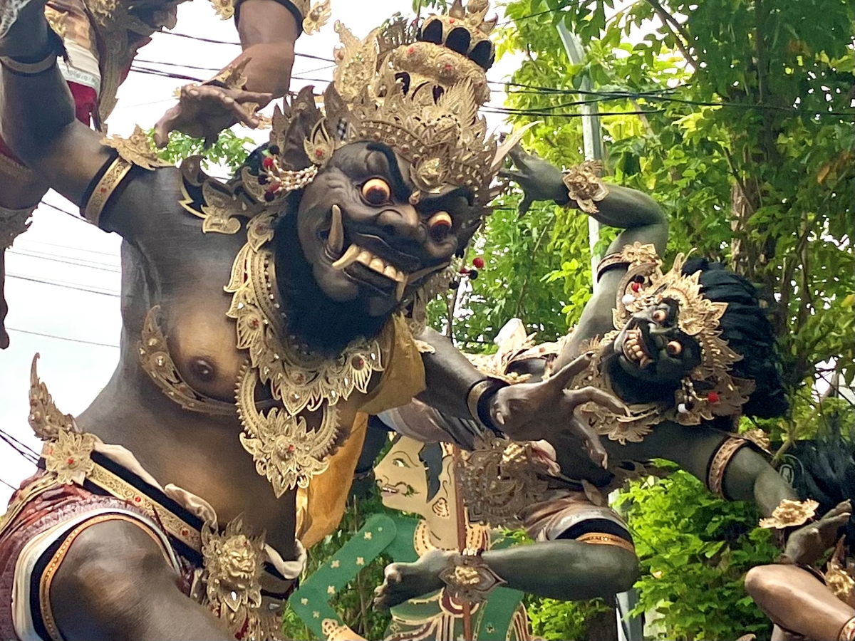 バリ島の大晦日に出現するという巨大「オゴオゴ」！ その正体は!?