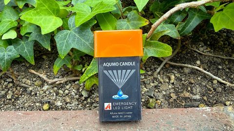 電源不要＆水で光る「アクモキャンドル」をアウトドアライターが使ってレビュー！災害時にも便利