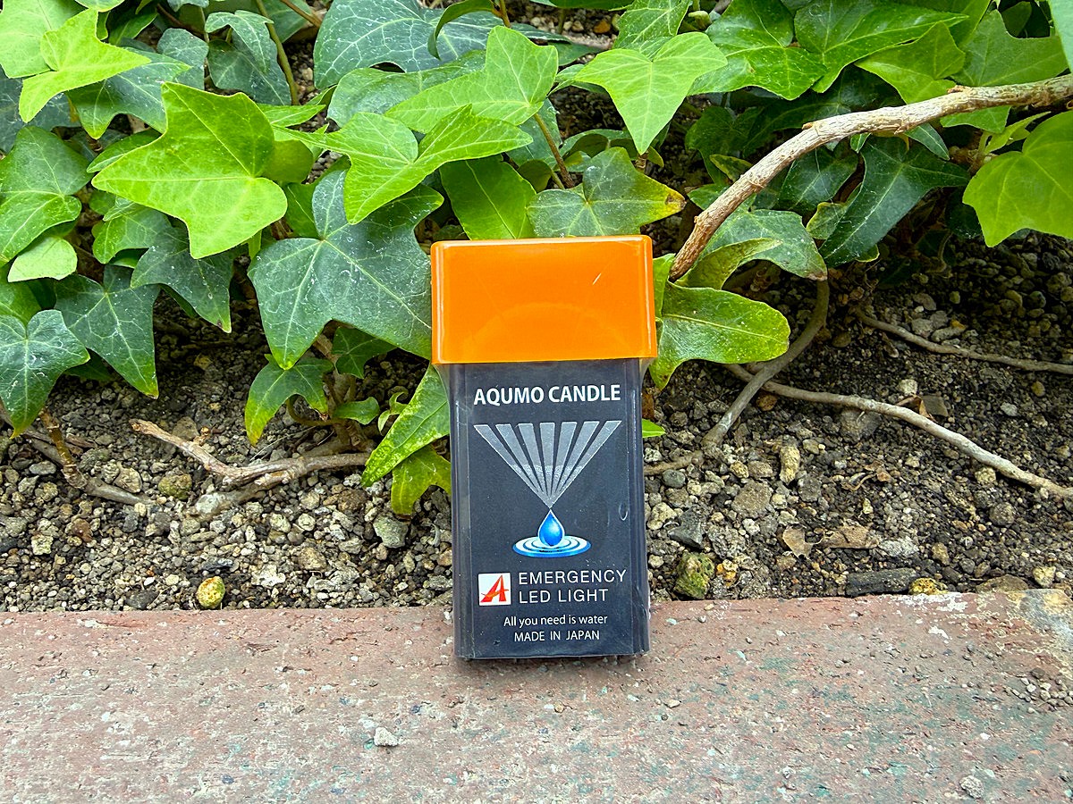 電源不要＆水で光る「アクモキャンドル」をアウトドアライターが使ってレビュー！災害時にも便利