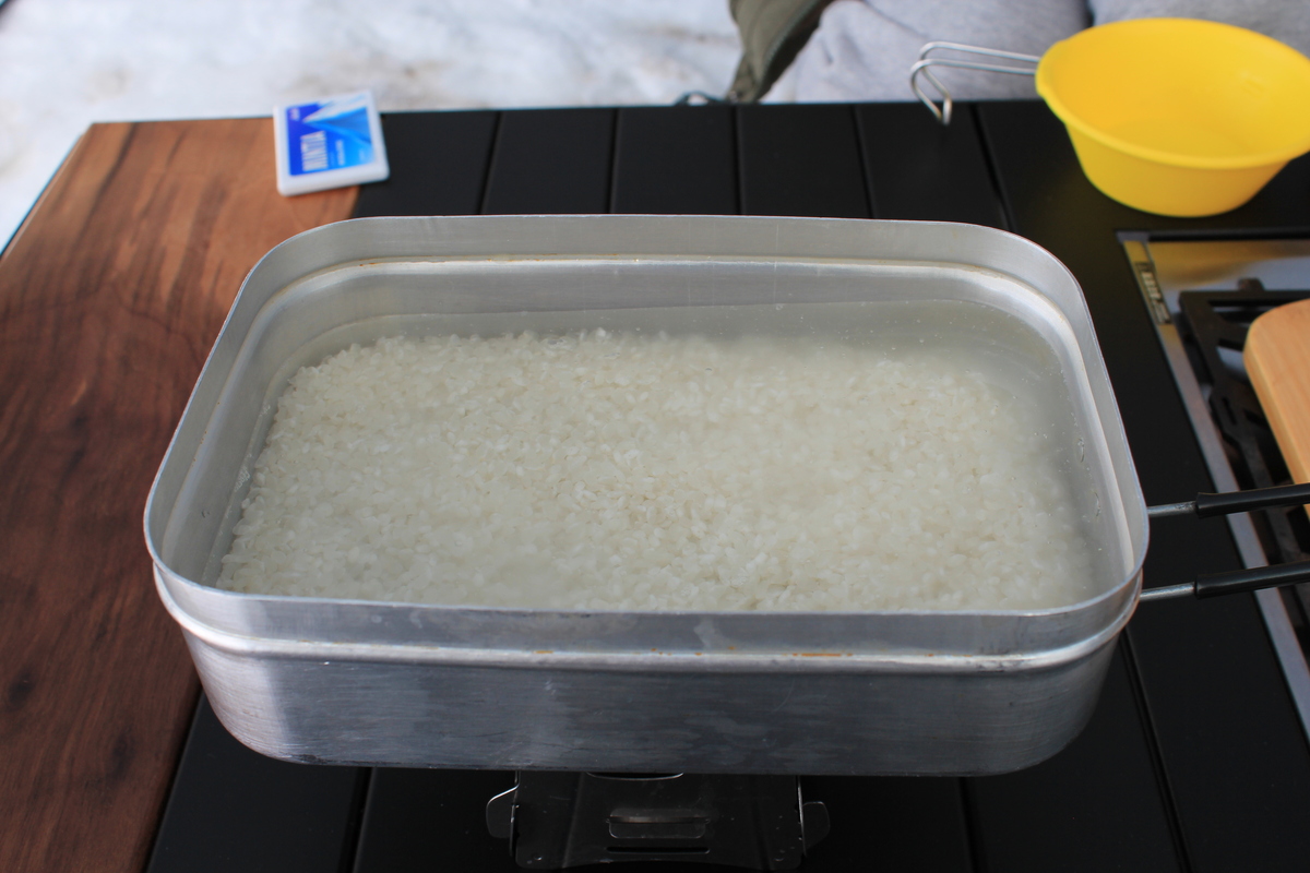メスティンに入れた米と水