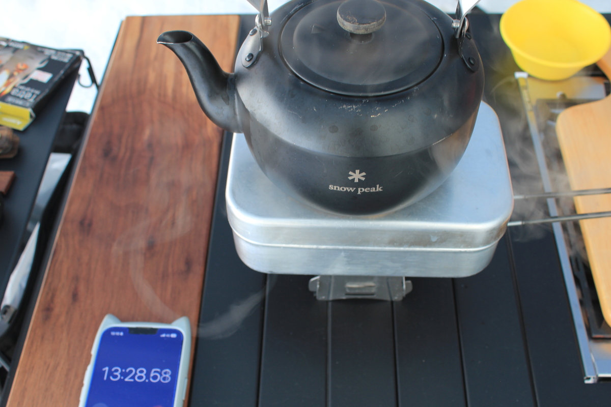 メスティンのフタの上にケトルを置いて炊飯している様子