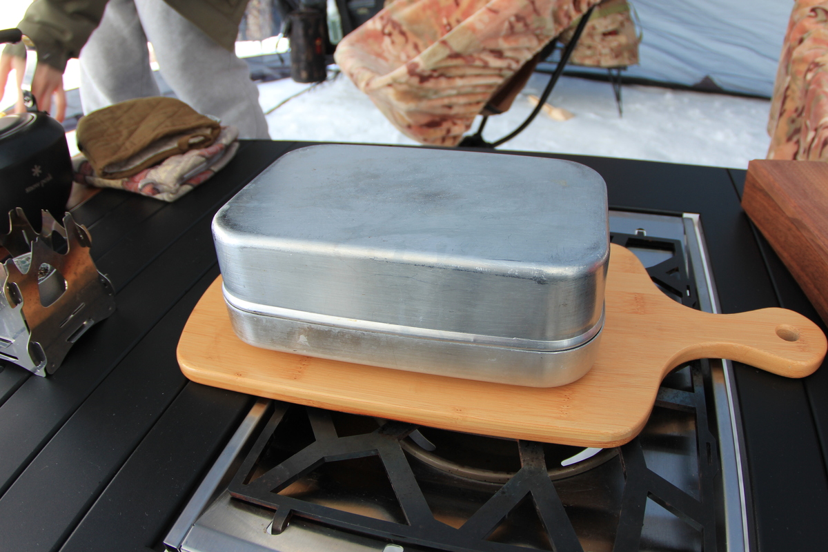 炊飯後に蒸らしているメスティン