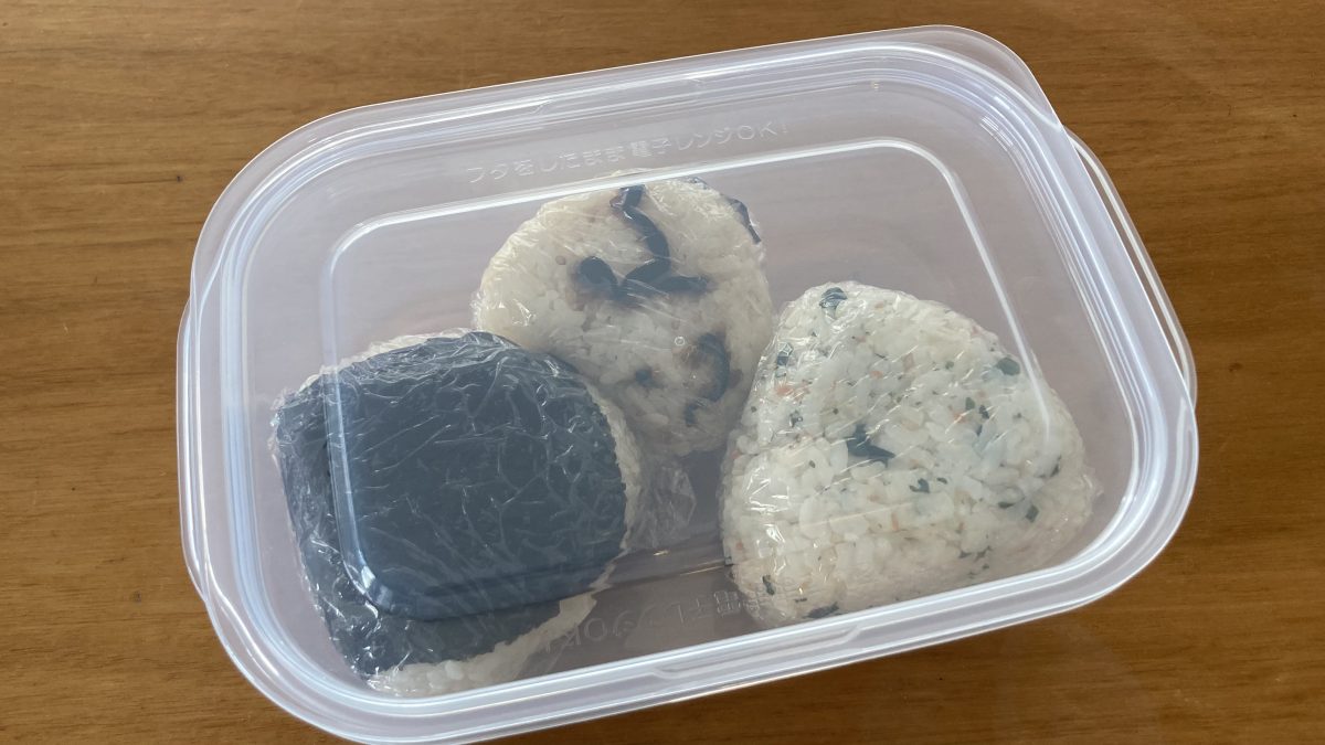 無印タッパーとおにぎり